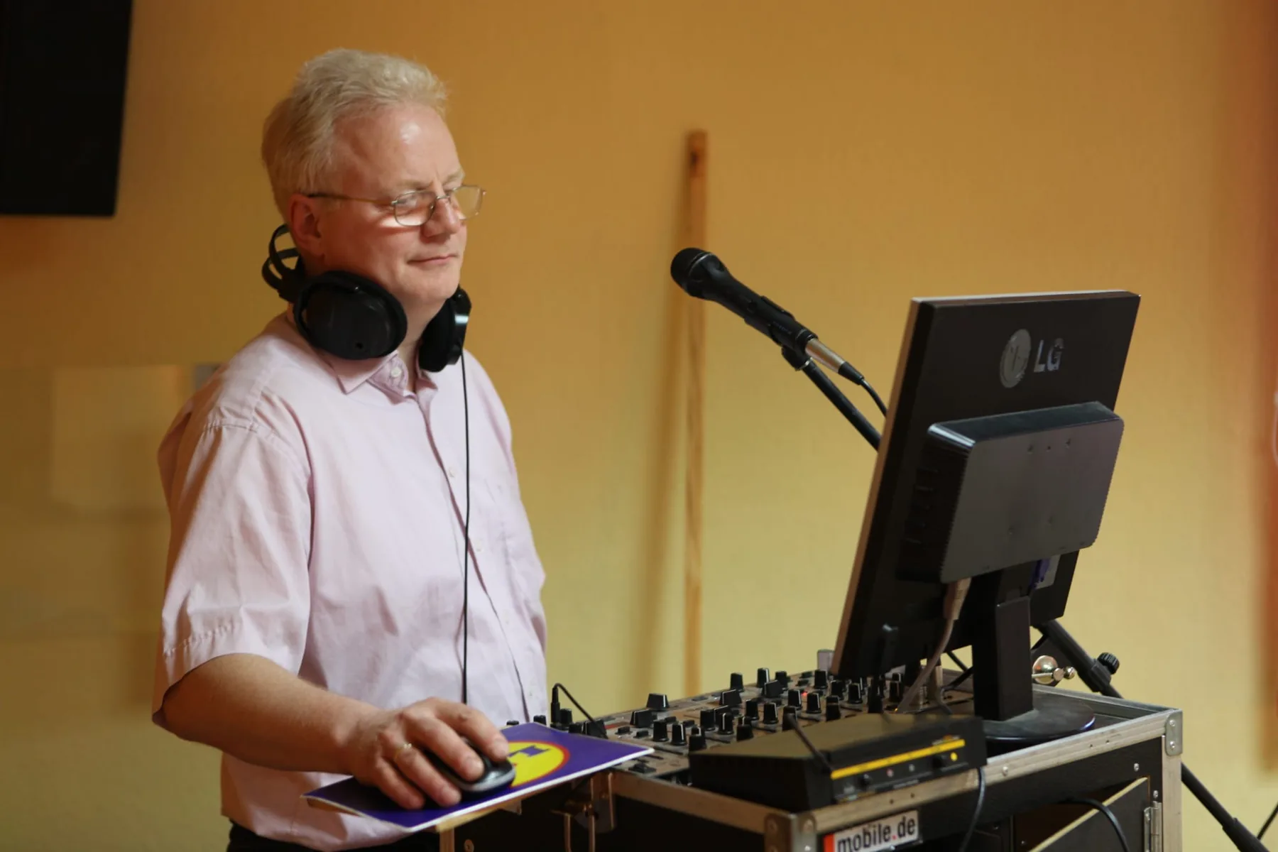 DJ bei einer Veranstaltung am Mischpult