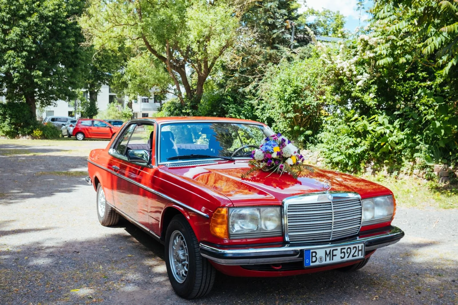 Hochzeitsdetail mit klassischem Fahrzeug