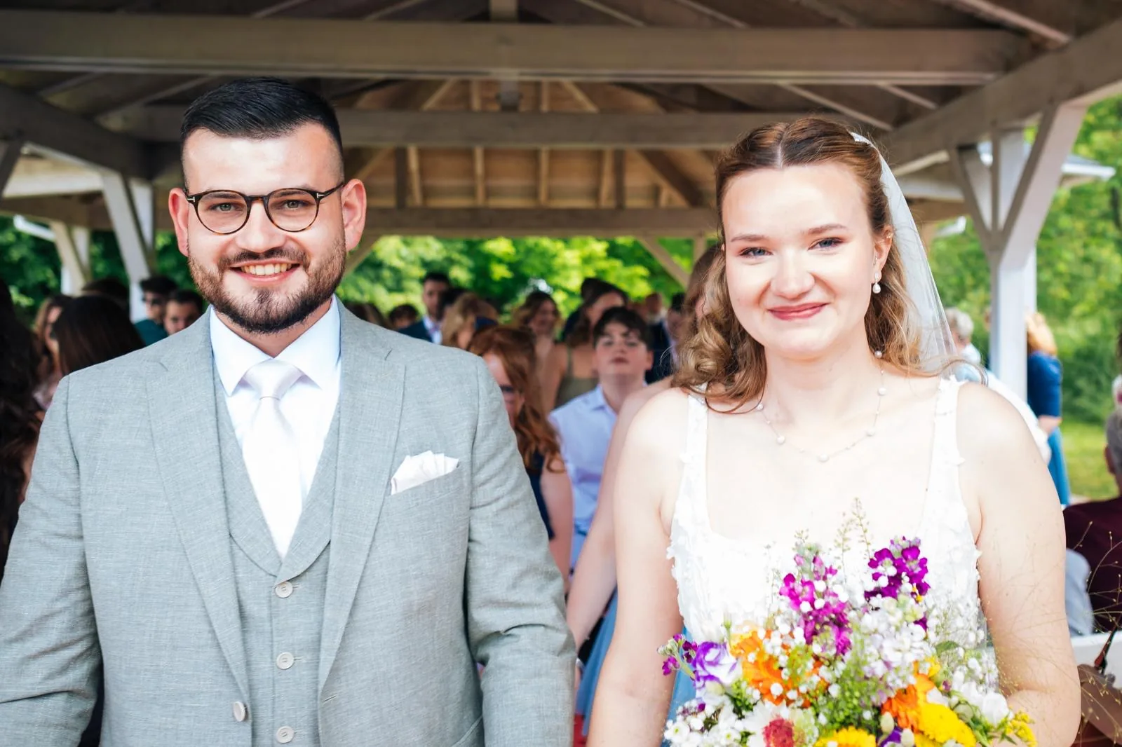 Hochzeitspaar bei einer Feier